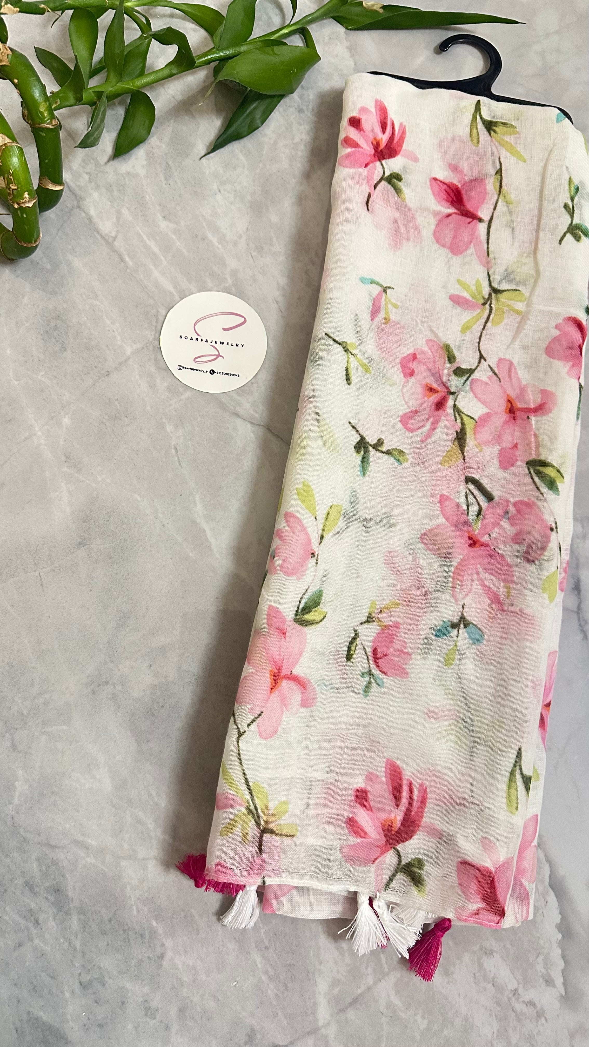 طرحة صيفية خفيفة بطبعة ورود باللون البمبي والأخضر