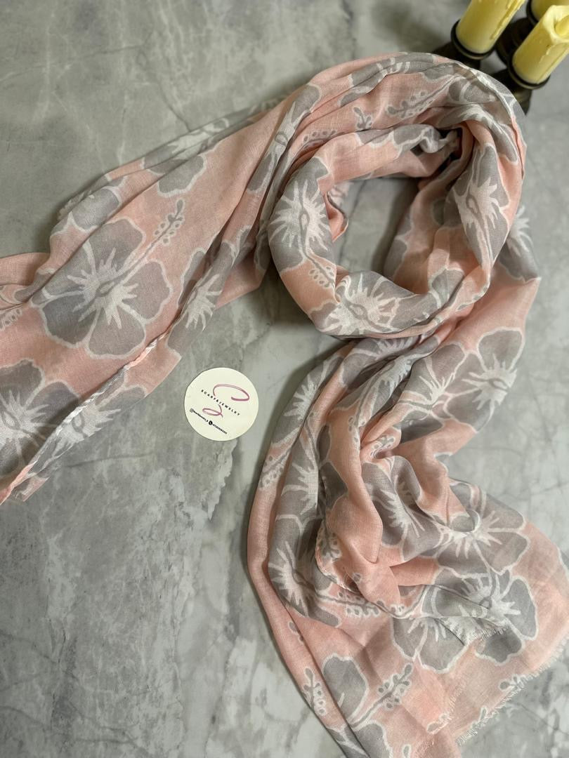 طرحة فلورال بريز – نقشة زهرية (متعددة الألوان)

Floral Breeze Scarf – Floral Print (Multi Colors)