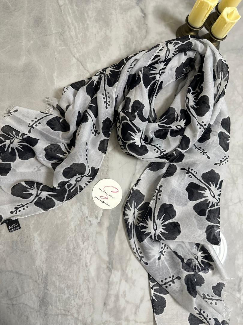 طرحة فلورال بريز – نقشة زهرية (متعددة الألوان)

Floral Breeze Scarf – Floral Print (Multi Colors)