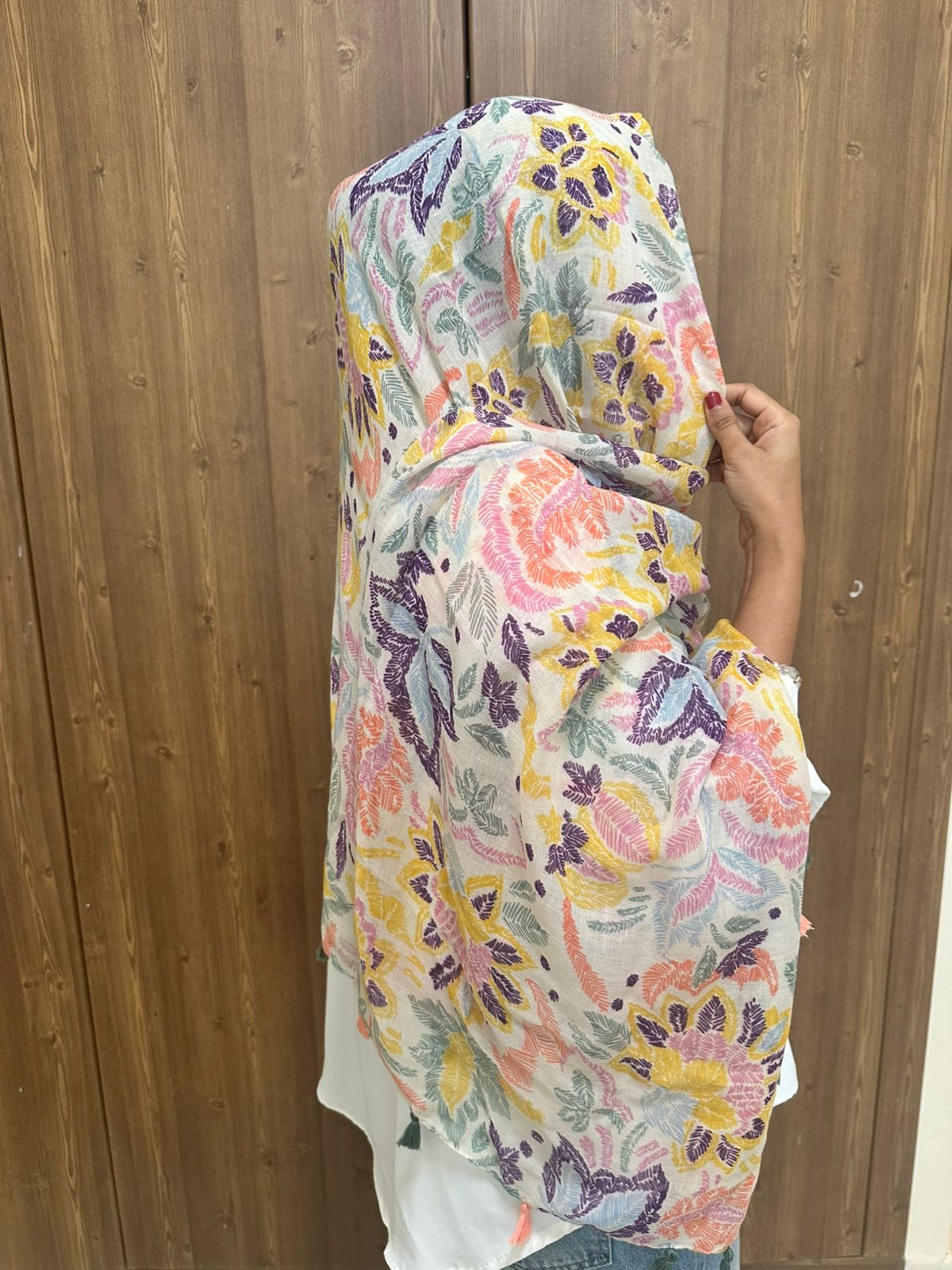 Multicolor Floral Scarf – وشاح بنقوش زهور متعددة الألوان