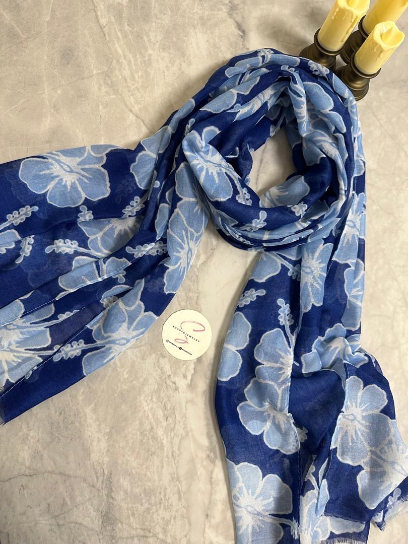 طرحة فلورال بريز – نقشة زهرية (متعددة الألوان)

Floral Breeze Scarf – Floral Print (Multi Colors)