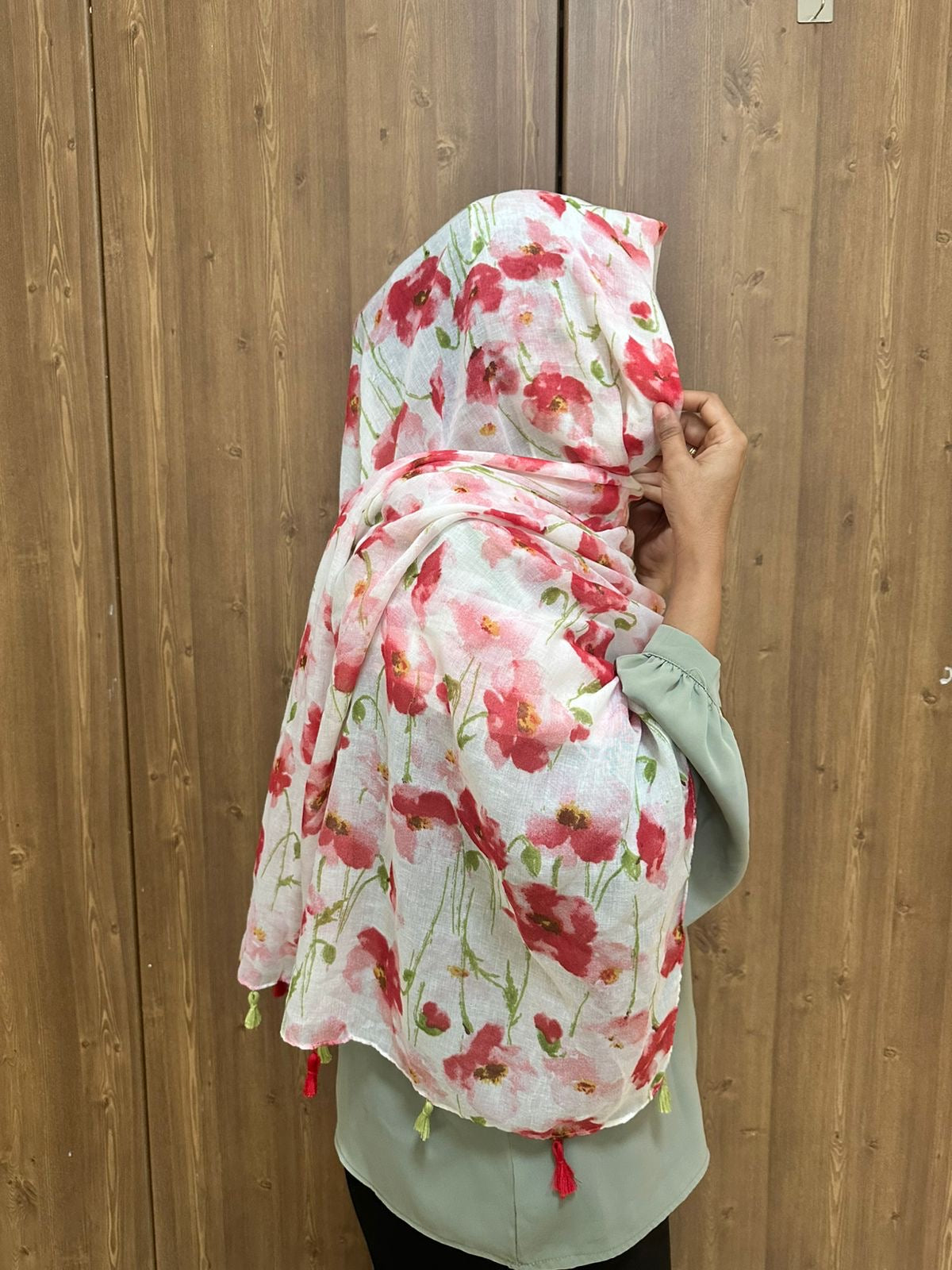 Red Blossom Scarf – وشاح الزهور الحمراء