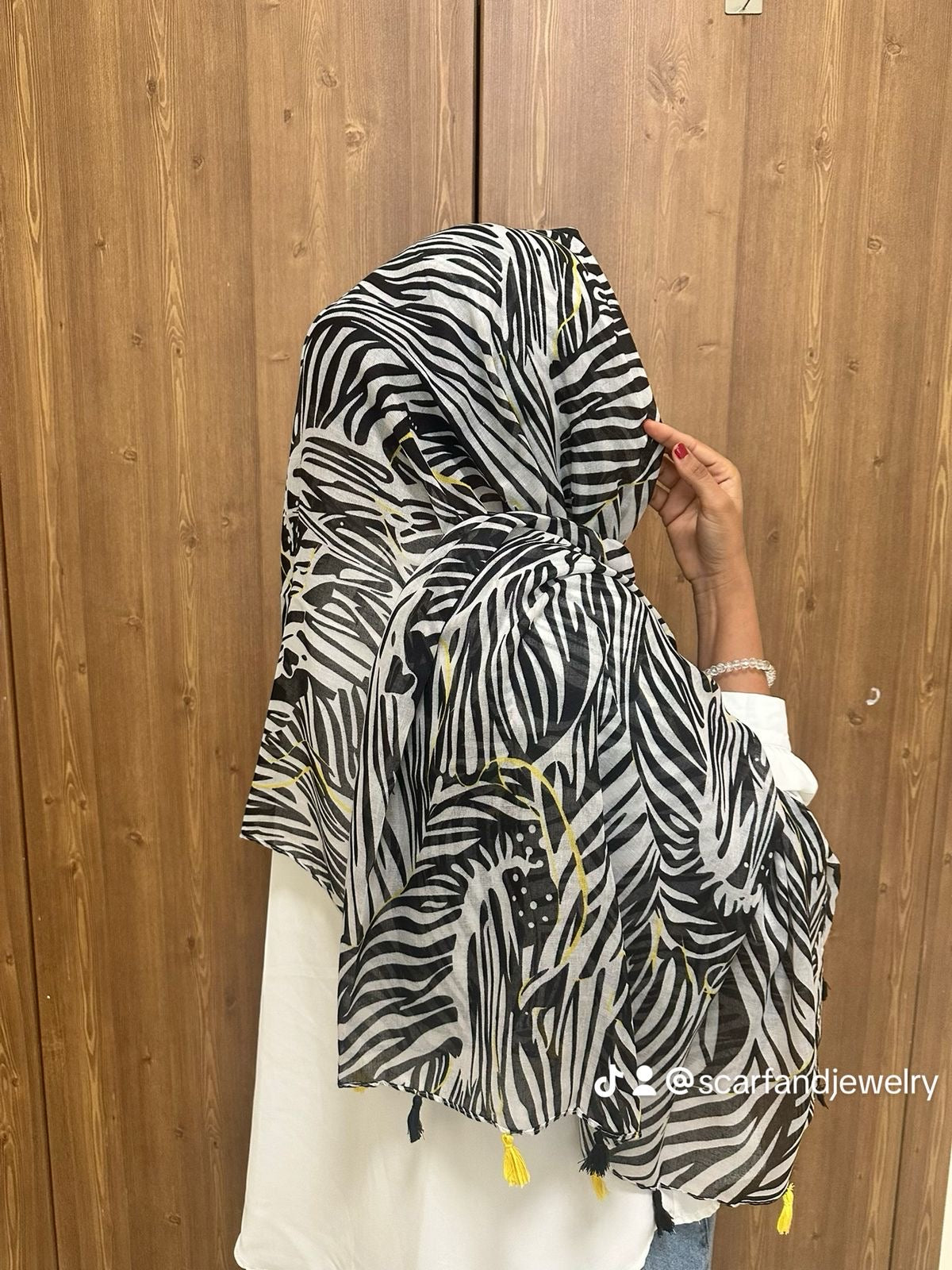 Golden Zebra Scarf – وشاح الزيبرا الذهبي