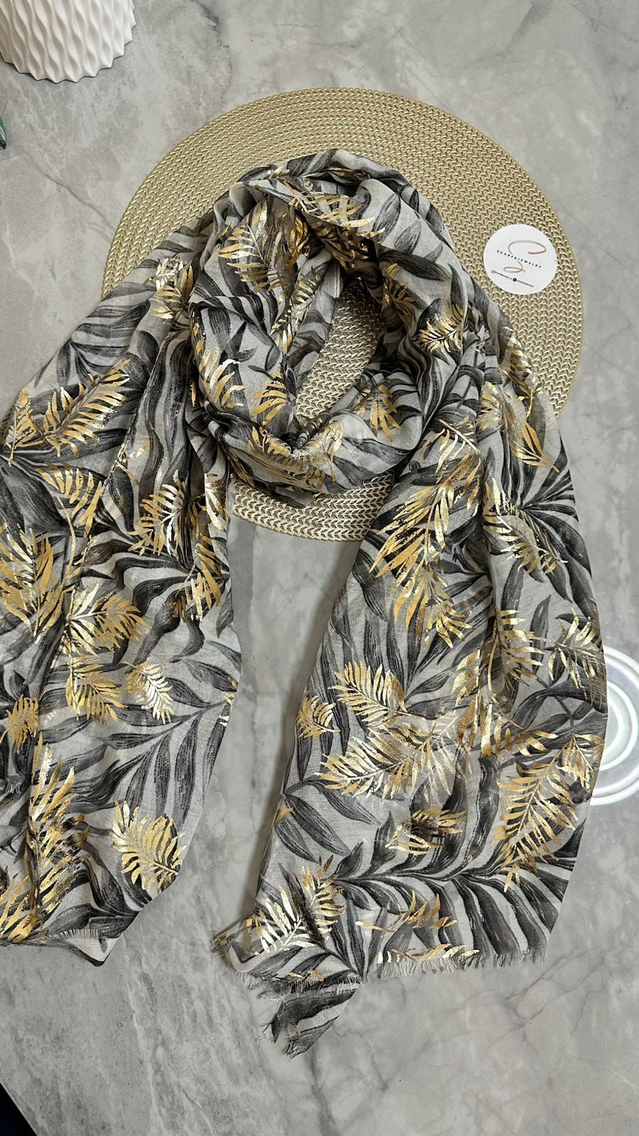 Golden Leaf Print Scarf – وشاح بطبعة أوراق ذهبية