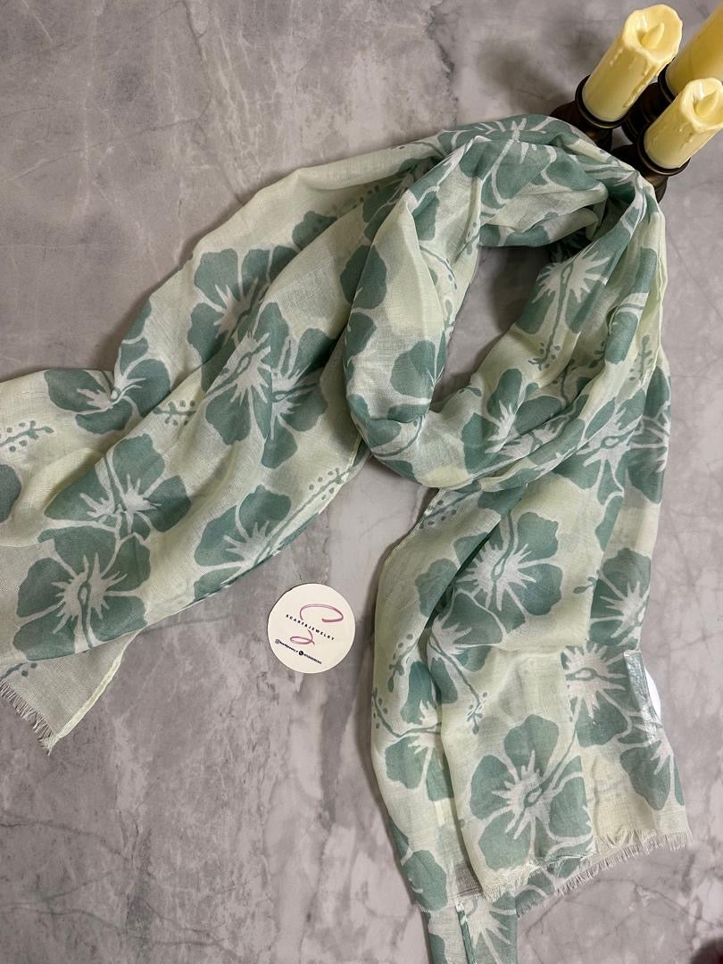 طرحة فلورال بريز – نقشة زهرية (متعددة الألوان)

Floral Breeze Scarf – Floral Print (Multi Colors)