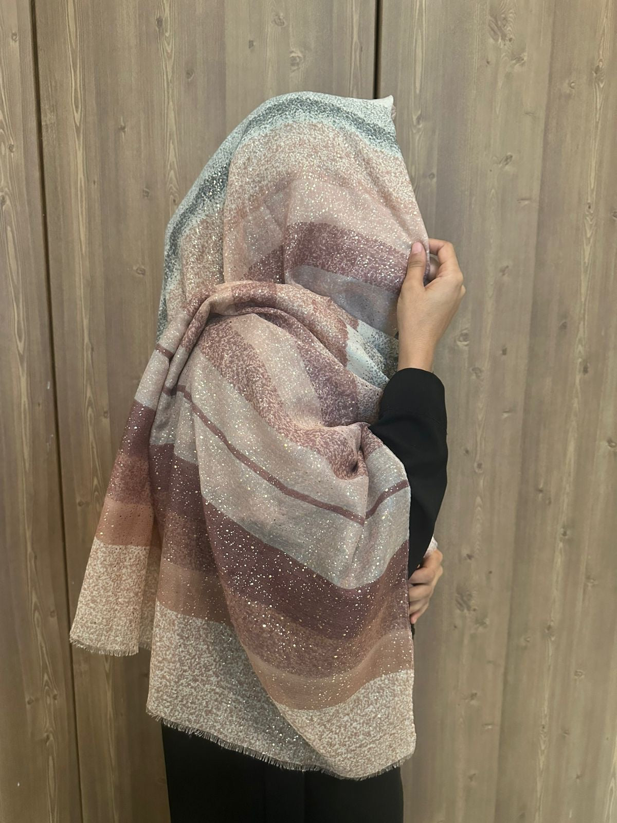 Shimmer Stripes Scarf – وشاح التدرجات اللامعة