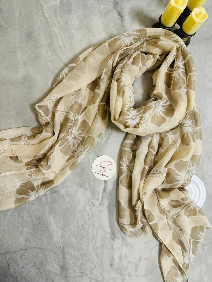 طرحة فلورال بريز – نقشة زهرية (متعددة الألوان)

Floral Breeze Scarf – Floral Print (Multi Colors)