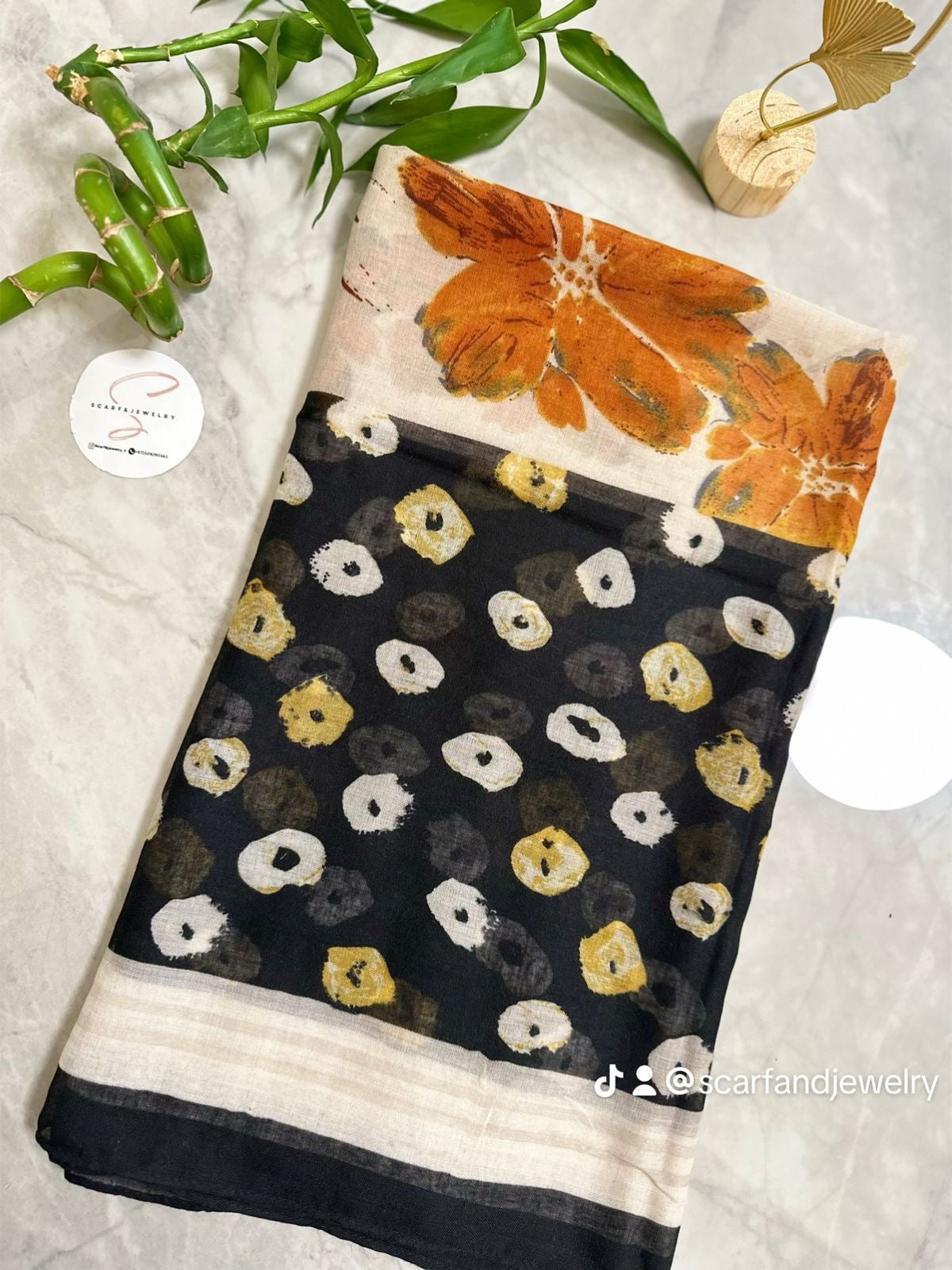 Autumn Bloom Dotted Scarf – وشاح زهور الخريف المنقّط